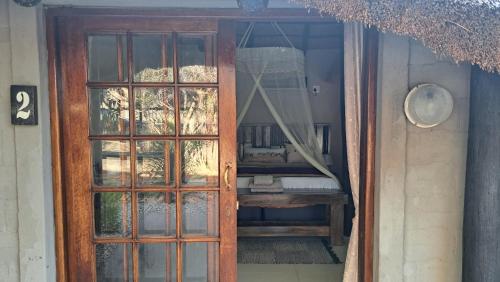 uma porta para um quarto com um espelho em Hambana Lifestyle Lodge em Musina