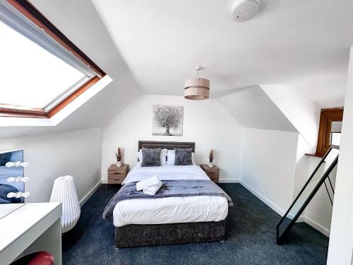 een slaapkamer met een bed en een raam bij Boutique 2 Bedroom Apartment In Pontcanna Cardiff in Cardiff
