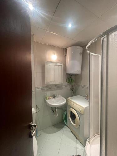 Bilik mandi di Aurelia Residences