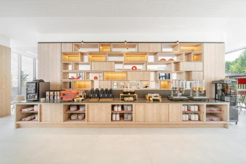 a store with a counter in a room at Moov Hotel Lisboa Oriente in Lisbon