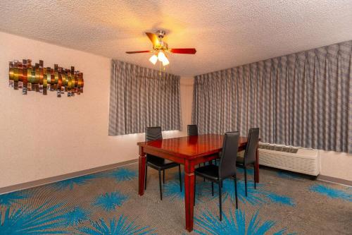 a dining room table with chairs and a ceiling fan at Days Inn by Wyndham Coeur d'Alene in Coeur d'Alene