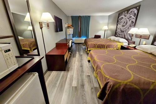 Ein Bett oder Betten in einem Zimmer der Unterkunft Super 8 by Wyndham Cloverdale IN