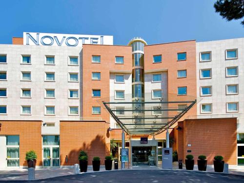un hotel con un cartel de nooit en la parte delantera en Novotel Roma Est, en Roma