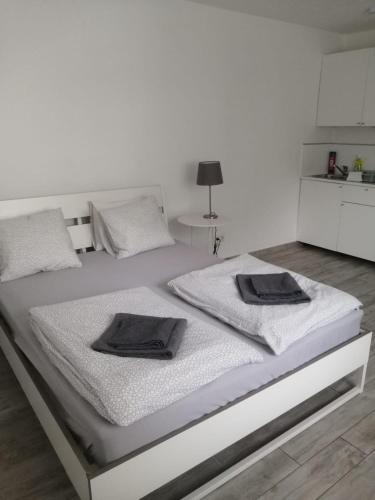 ein weißes Bett mit zwei Handtüchern darüber in der Unterkunft Excellent Apartment M&L in Wien