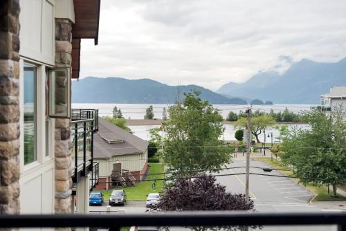 3BR Lakeside Dream Penthouse w Roof Deck & Views