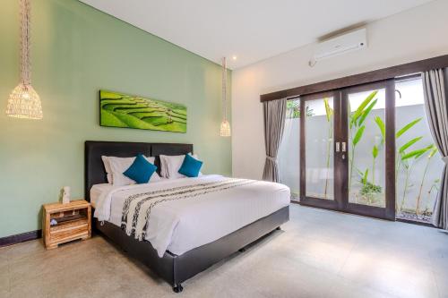 Säng eller sängar i ett rum på 888 Villa Ubud