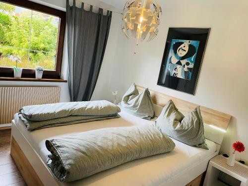 皮茲河谷阿茲爾的住宿－Ferienwohnung Pupeter，一间卧室配有两张床和吊灯。