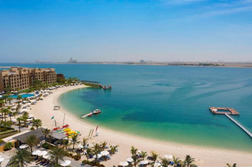 una vista aérea de una playa con barcos en el agua en DoubleTree by Hilton Resort & Spa Marjan Island, en Ras al Khaimah