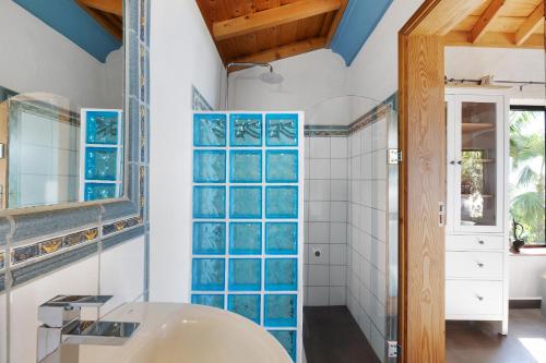 y baño con bañera y azulejos azules en las paredes. en Las Vetas en Tijarafe