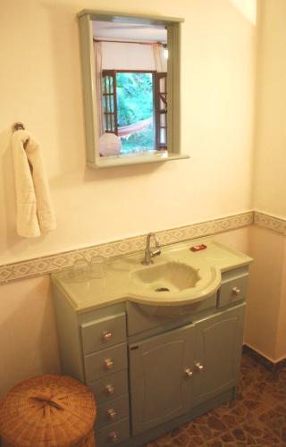 a bathroom with a sink and a mirror at Hotel Eco Sítio Nosso Paraíso in Saquarema