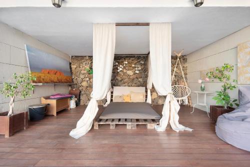 Villa Horizonte في سانتا أورسولا: غرفة معيشة فيها سرير وستائر