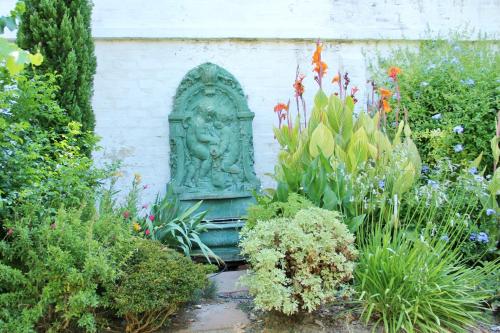 a statue in the middle of a garden at CHANTILLY in Ceres