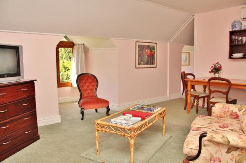 a living room with a tv and a table at CHANTILLY in Ceres
