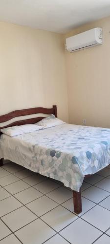 - une chambre avec un lit dans l'établissement Atlantic Village próximo a praia do Cumbuco, à Caucaia