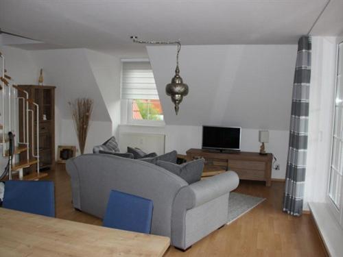 ein Wohnzimmer mit einem Sofa und einem Tisch in der Unterkunft Ostseespaß in Elmenhorst