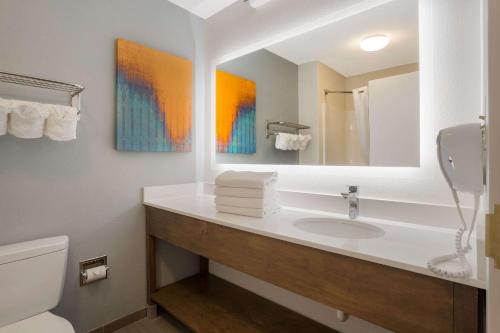 een badkamer met een wastafel en een spiegel bij MainStay Suites Wilmington in Wilmington