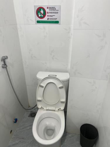 uma casa de banho com um WC com uma placa por cima em Thien Son Guesthouse em Ha Giang