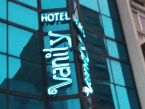una señal de hotel en el lateral de un edificio en Hotel Vanity para adultos, en Río de Janeiro