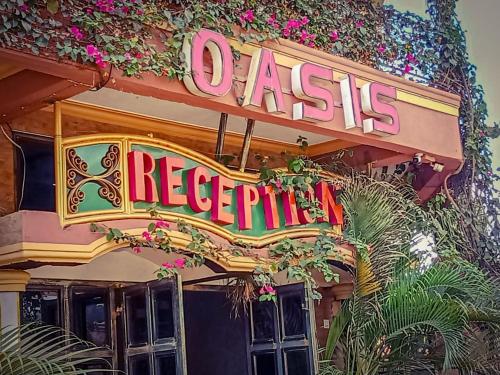 VoiにあるOasis Hotel and Guest House. Voiの店の看板