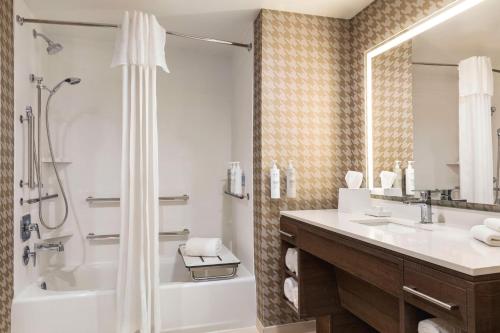 y baño con bañera, lavamanos y ducha. en Home2 Suites By Hilton Milwaukee West, en West Allis