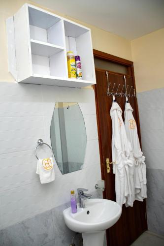 ein Badezimmer mit Waschbecken und Spiegel in der Unterkunft Thehaven254 in Nakuru