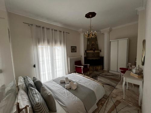 1 dormitorio con cama y lámpara de araña en Like your Home..., en Litóchoron