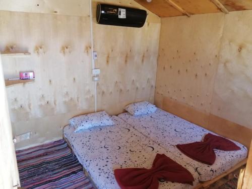 ein kleines Schlafzimmer mit einem Bett in einem Zimmer in der Unterkunft Sinai Life Beach Camp in Nuweiba