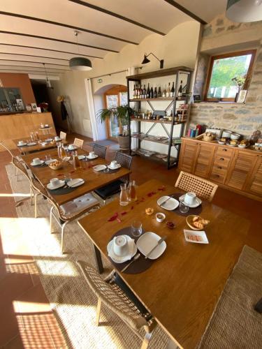 an overhead view of a dining room with tables and chairs at Les Caselles, Gîte et Chambre d'hôtes in Saint-Beauzély