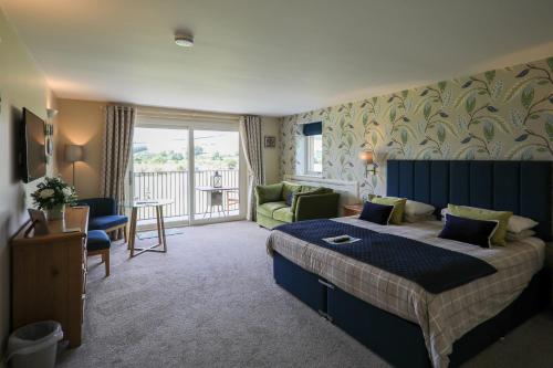 una camera d'albergo con letto e soggiorno di Mill House a Kirk Yetholm