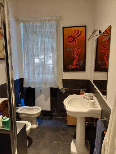 a bathroom with a sink and a toilet at Appartamento con giardino in zona Ponte Milvio e Stadio Olimpico in Rome