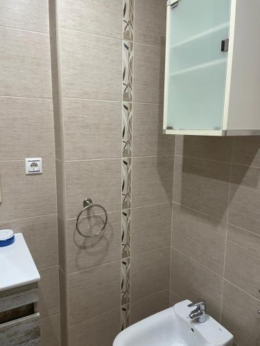 La salle de bains est pourvue d'un lavabo, de toilettes et d'un miroir. dans l'établissement Villa María, à El Astillero