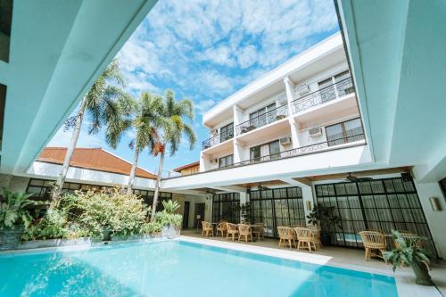 une piscine intérieure en face d'un bâtiment dans l'établissement Sugarland Hotel, à Bacolod