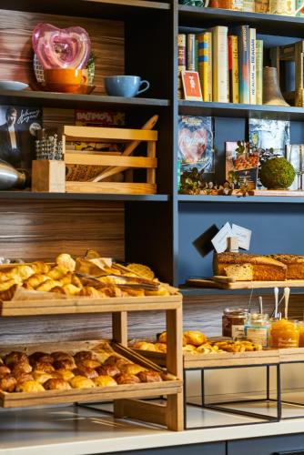 a bakery with lots of different types of bread at Novotel Paris Rueil Malmaison in Rueil-Malmaison