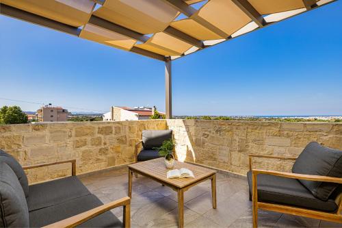 Χώρος καθιστικού στο Chris and Stratos villa with private ecologic pool and kid's playground!