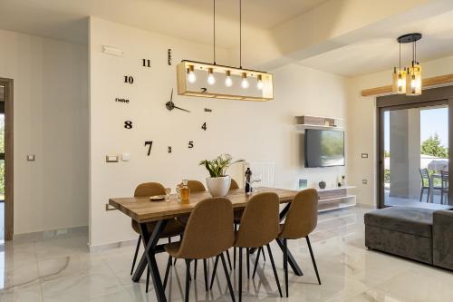 Χώρος καθιστικού στο Chris and Stratos villa with private ecologic pool and kid's playground!