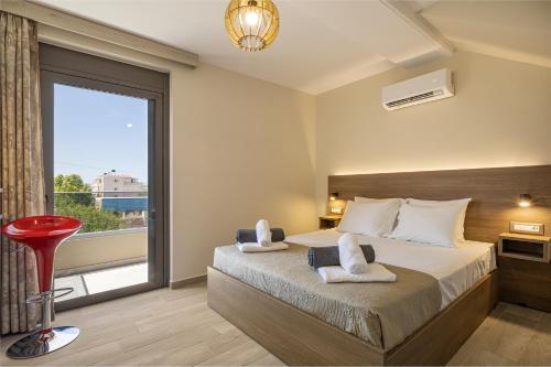 Ένα ή περισσότερα κρεβάτια σε δωμάτιο στο Chris and Stratos villa with private ecologic pool and kid's playground!