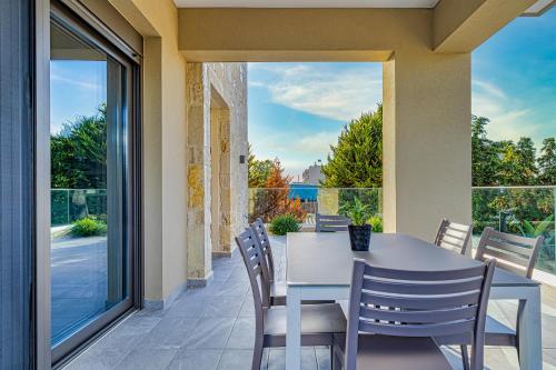 Μπαλκόνι ή βεράντα στο Chris and Stratos villa with private ecologic pool and kid's playground!