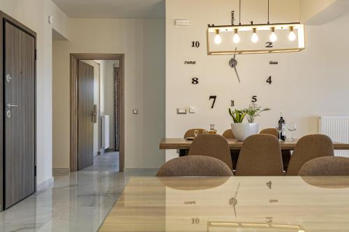 Χώρος καθιστικού στο Chris and Stratos villa with private ecologic pool and kid's playground!