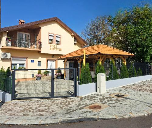 ein Haus mit einem Zaun und einem Pavillon in der Unterkunft Villa Ristovski in Ohrid