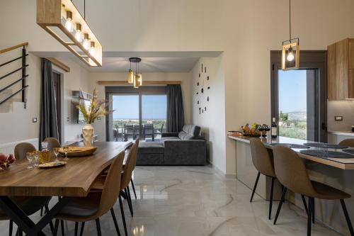 Χώρος καθιστικού στο Chris and Stratos villa with private ecologic pool and kid's playground!