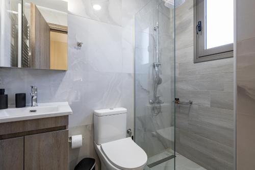 Ένα μπάνιο στο Chris and Stratos villa with private ecologic pool and kid's playground!