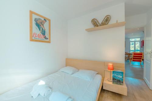 - une chambre avec un lit et une chambre avec une table dans l'établissement Appartement Etchea- 202 - Happy Rentals, à Saint-Gervais-les-Bains