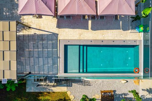 Πισίνα στο ή κοντά στο Chris and Stratos villa with private ecologic pool and kid's playground!