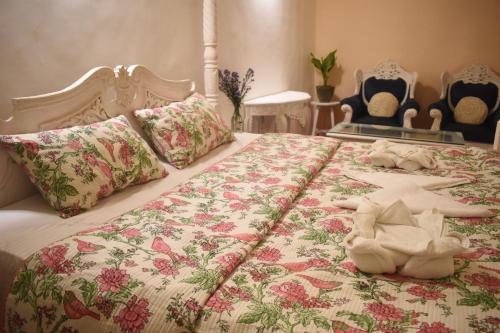 Tempat tidur dalam kamar di Casa Happy Dervish, 2mins away from the beach