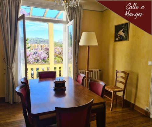 une salle à manger avec une table et des chaises et une fenêtre dans l'établissement VILLA ANNEE 30 Rénovée ,Terrasse et Jardin, à Souillac