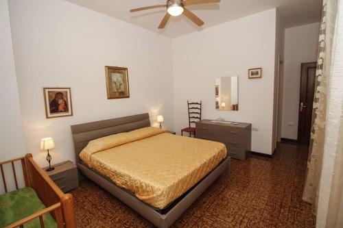 Schlafzimmer mit einem Bett und einem Deckenventilator in der Unterkunft La casa di Carlo in SantʼAntìoco