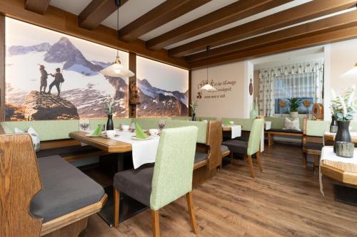 um restaurante com uma sala de jantar com mesas e cadeiras em Haus Margret em Sankt Leonhard im Pitztal
