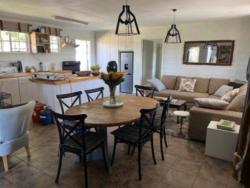 eine Küche und ein Wohnzimmer mit einem Tisch und Stühlen in der Unterkunft Bekkersvlei - Die Huis in Haenertsburg