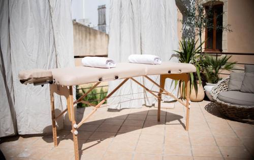 una mesa en un balcón con 2 toallas en La Maison du Trident en Camargue Piscine et Jacuzzi en Vauvert