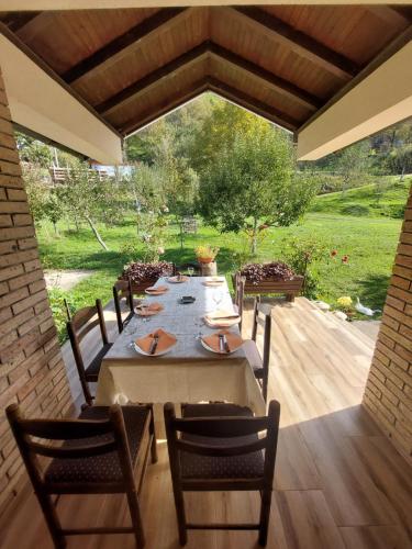 uma mesa de jantar e cadeiras num pátio com vista em Foča-Dragočava em Foca